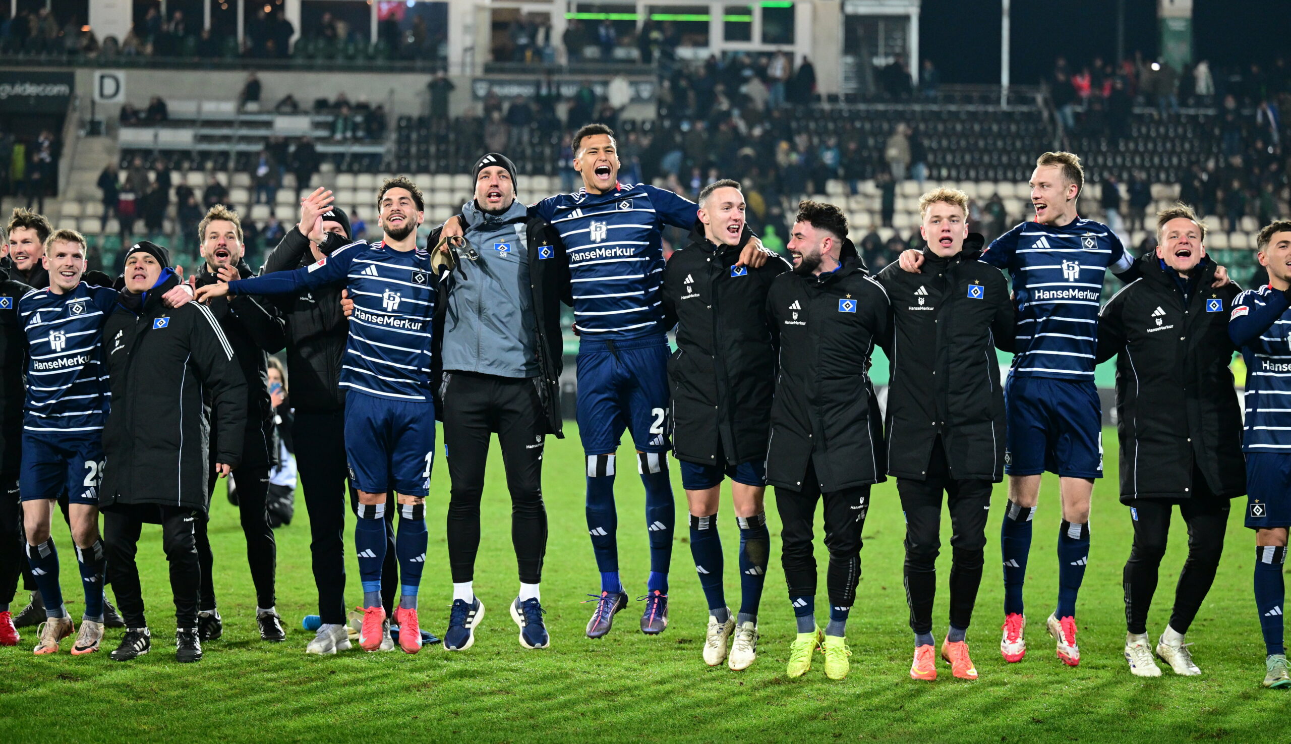 Jubel, Trubel, Aufstiegslust: Die HSV-Profis bejubeln ihren 2:1-Sieg in Münster.