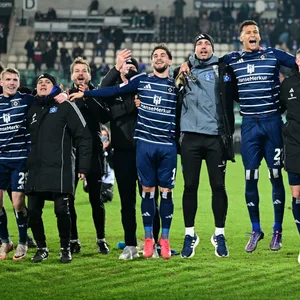 Jubel, Trubel, Aufstiegslust: Die HSV-Profis bejubeln ihren 2:1-Sieg in Münster.