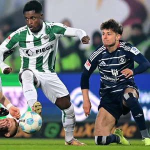 Otto Stange auf den Knien mit dem Blick auf Daniel Kyerewaa, der den Ball führt