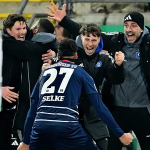 Merlin Polzin, Richard Krohn, Davie Selke, Loic Favé und Sven Höh jubeln zusammen an der Seitenlinie