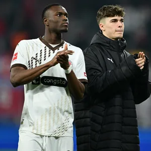 Abdoulie Ceesay, Noah Weisshaupt und Eric Smith holten sich trotz Pleite den Applaus der Fans ab.
