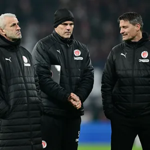 St. Pauli Trainer Alexander Blessin, Co-Trainer Peter Nemeth und Torwarttrainer Sven van der Jeugt