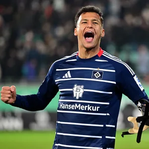 HSV-Stürmer Davie Selke jubelt in Münster