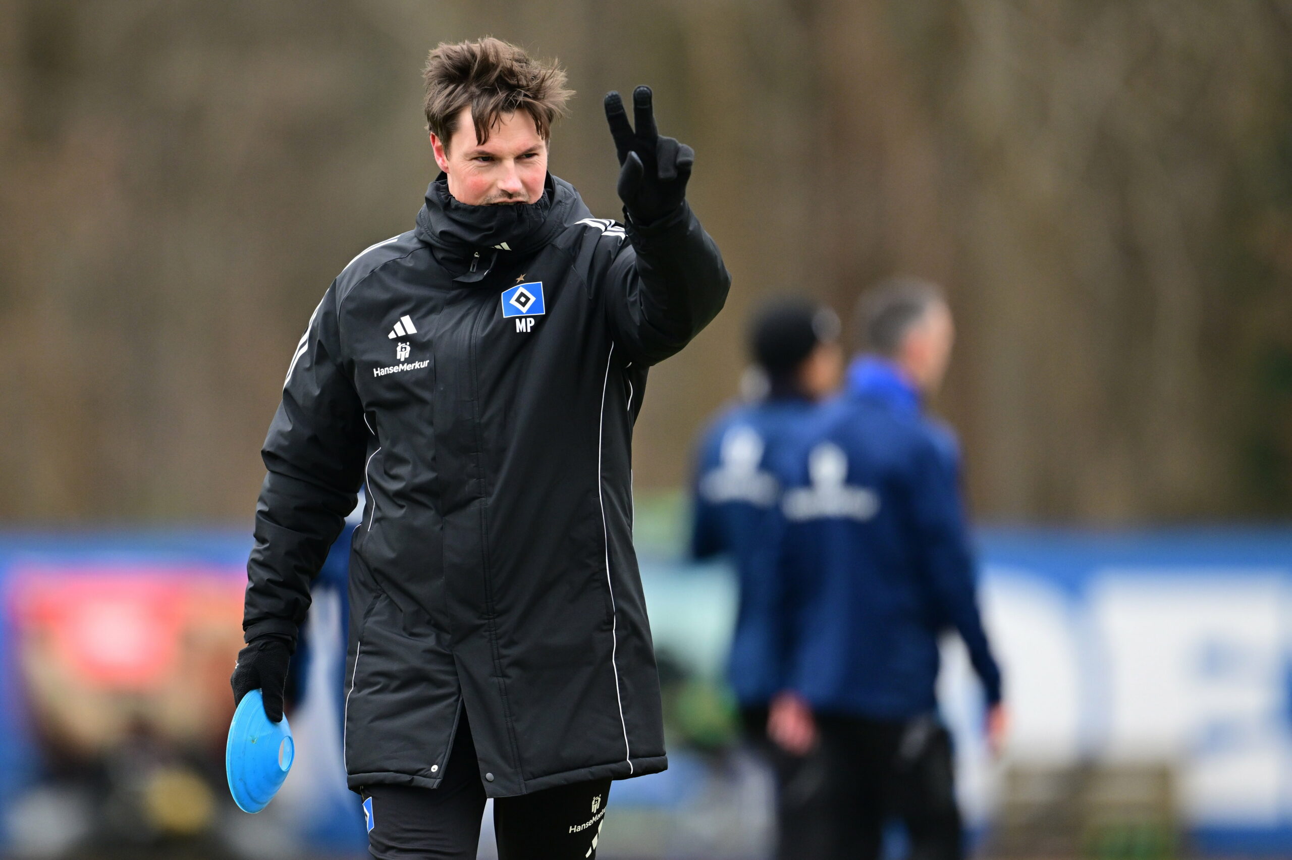 HSV-Trainer Merlin Polzin zeigt es an: Nur für zwei Innenverteidiger ist am Sonntag in Regensburg Platz in der Startelf.