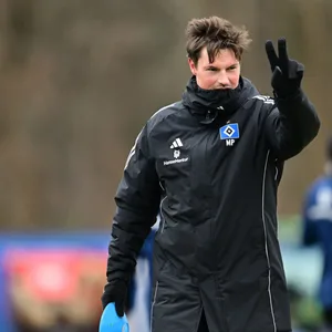 HSV-Trainer Merlin Polzin zeigt es an: Nur für zwei Innenverteidiger ist am Sonntag in Regensburg Platz in der Startelf.