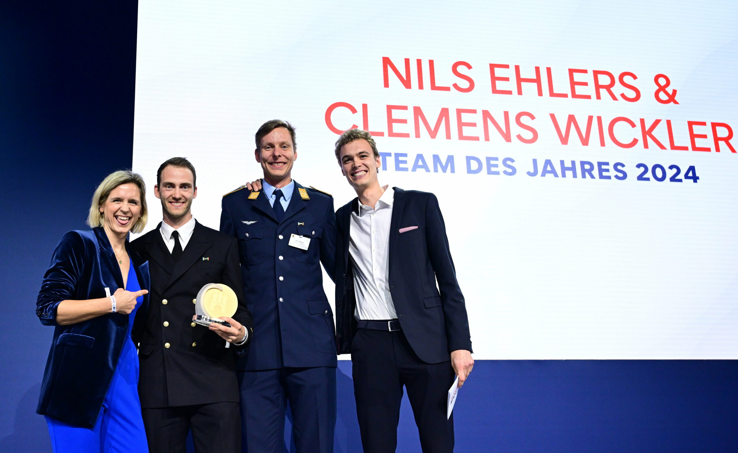 Beachvolleyballer Nils Ehlers (31) und Clemens Wickler (29) mit den Laudatoren Laura Ludwig (l.) Julius Thole auf der Bühne