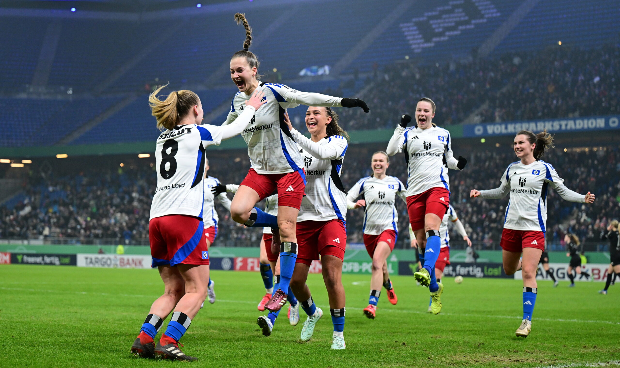 Vorbereiterin Svea Stoldt nimmt die jubelnde Torschützin Emilia Hirche in Empfang - 1:0 für den HSV!