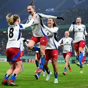 Vorbereiterin Svea Stoldt nimmt die jubelnde Torschützin Emilia Hirche in Empfang - 1:0 für den HSV!