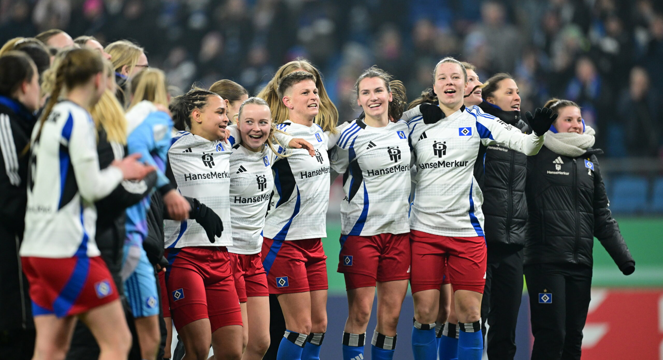 Die HSV-Frauen jubeln Arm in Arm nach dem Pokal-Sieg gegen Gladbach