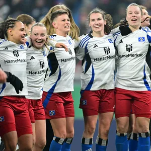 Die HSV-Frauen jubeln Arm in Arm nach dem Pokal-Sieg gegen Gladbach
