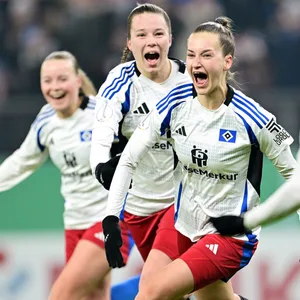 Emilia Hirche feiert ihr Tor zum 1:0 für den HSV.