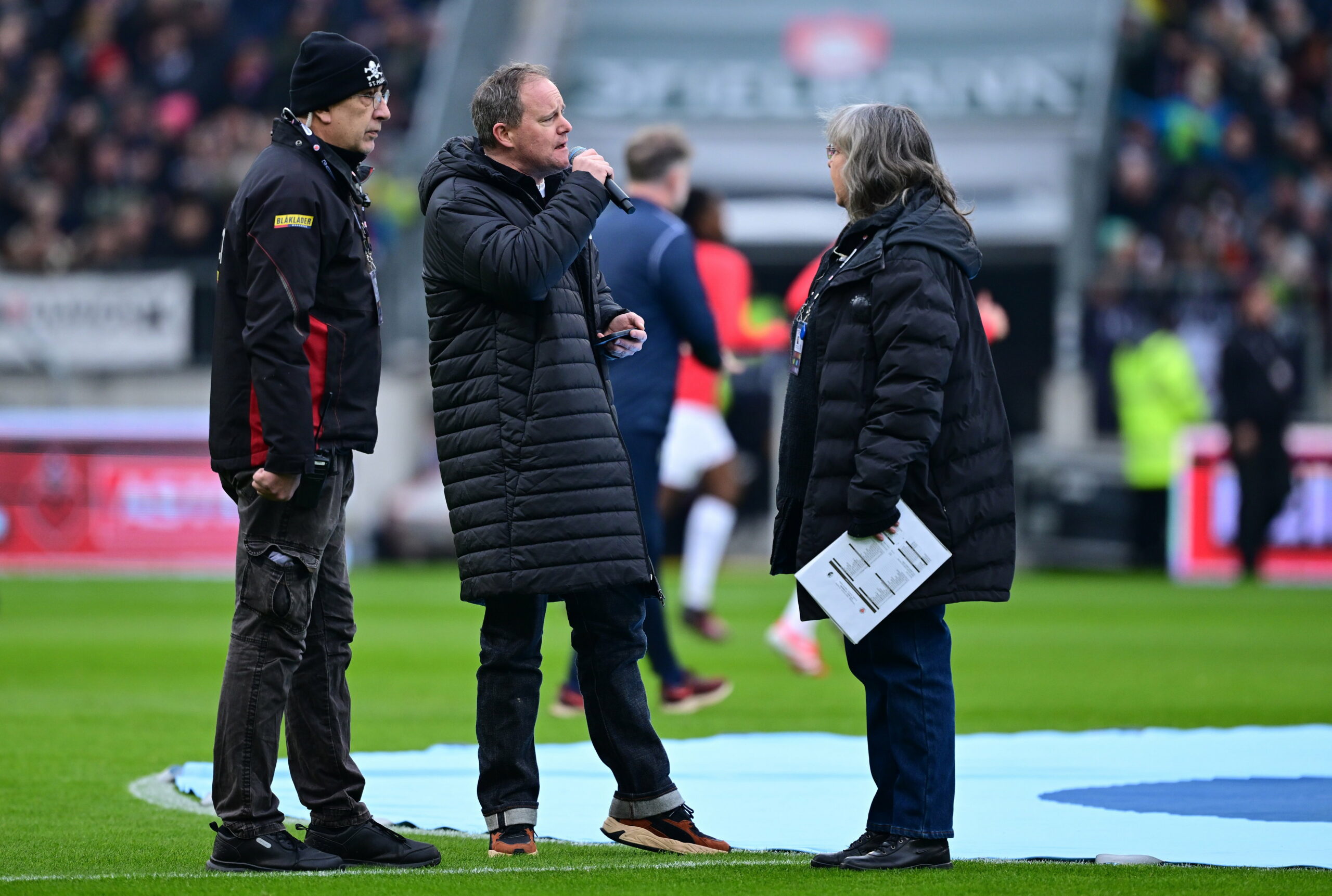 St. Pauli-Präsident Oke Göttlich spricht zu den Fans im Millerntor-Stadion