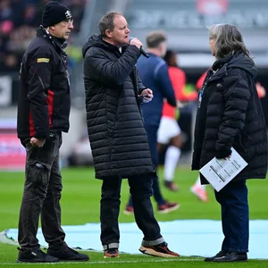 St. Pauli-Präsident Oke Göttlich spricht zu den Fans im Millerntor-Stadion