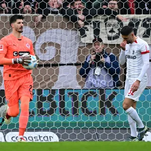 Nikola Vasilj hat den Strafstoß von Vincenzo Grifo gehalten