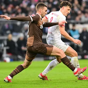 Jackson Irvine und James Sands gegen Maximilian Eggestein