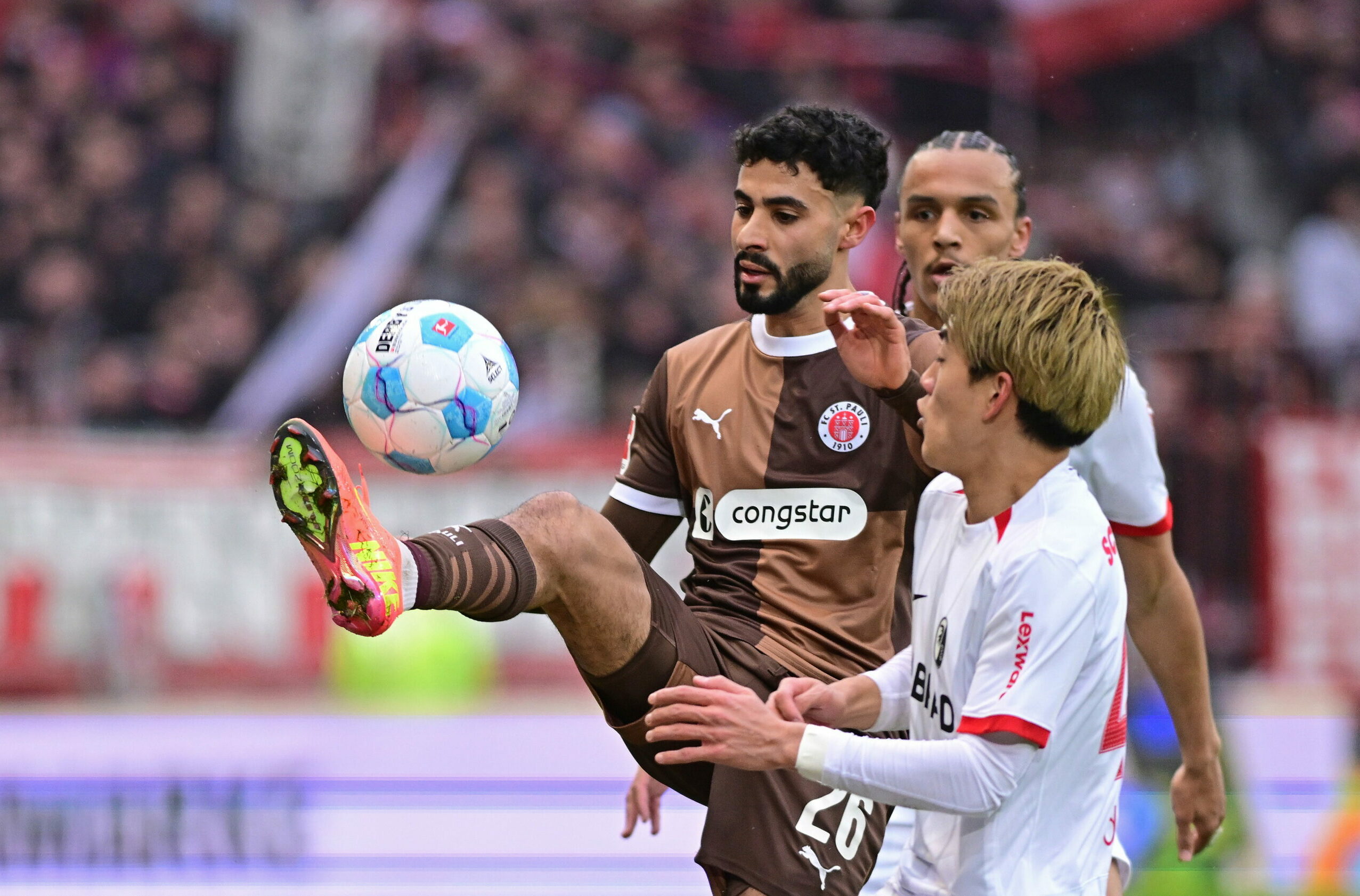 Elias Saad behauptet den Ball gegen Ritsu Doan