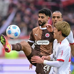 Elias Saad behauptet den Ball gegen Ritsu Doan