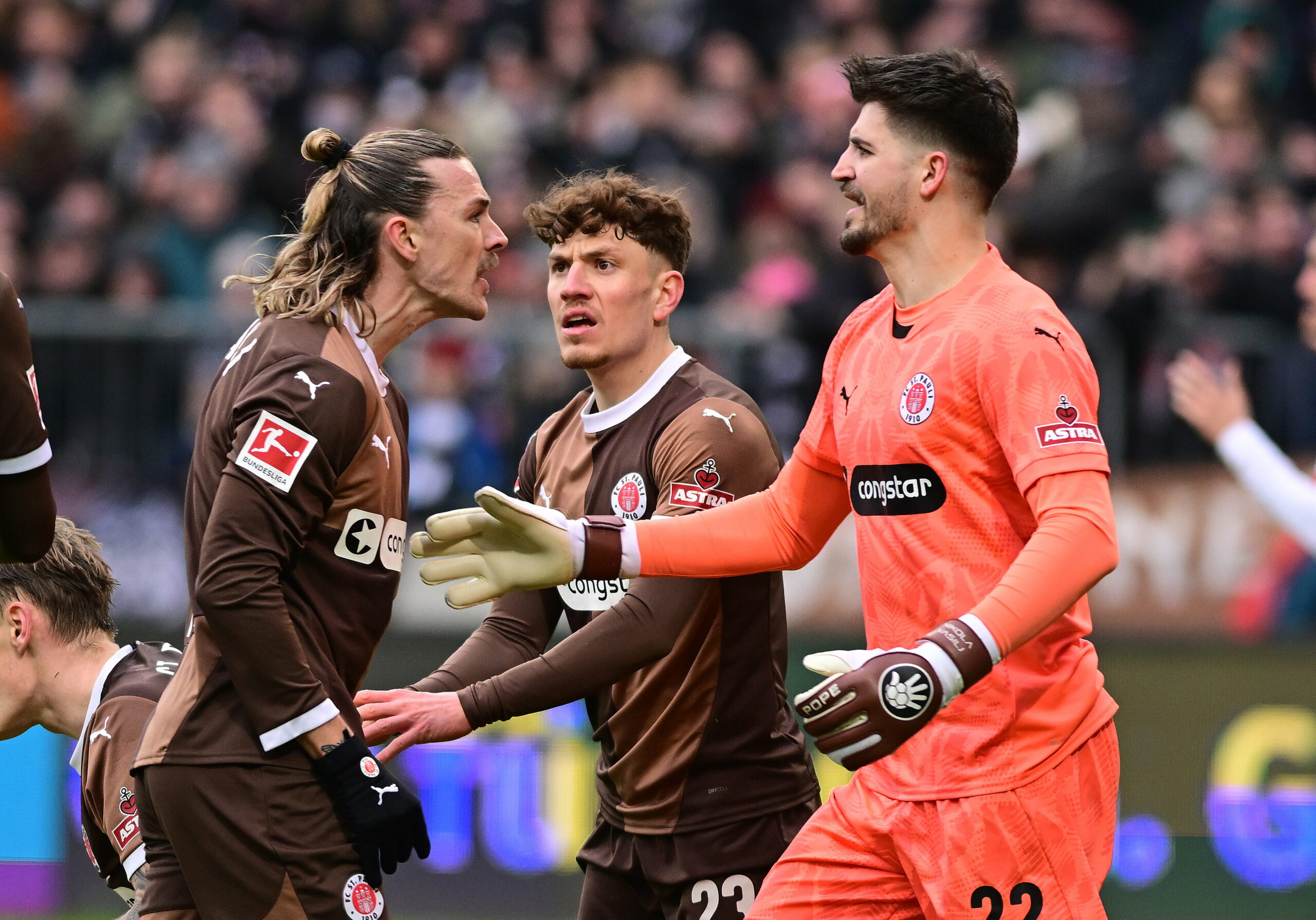 Jackson Irvine, Philipp Treu und Nikola Vasilj bei der jüngsten Heimniederlage gegen Freiburg