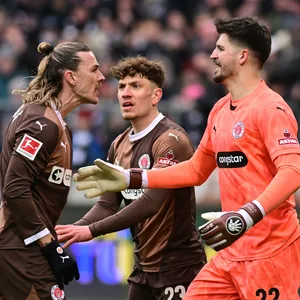 Jackson Irvine, Philipp Treu und Nikola Vasilj bei der jüngsten Heimniederlage gegen Freiburg