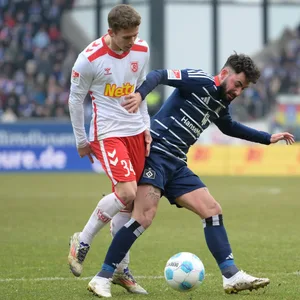 HSV-Profi Marco Richter gegen Regensburgs Anssi Suhonen