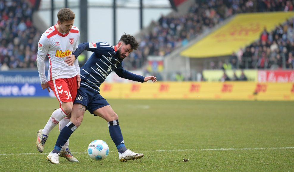 HSV-Profi Marco Richter gegen Regensburgs Anssi Suhonen