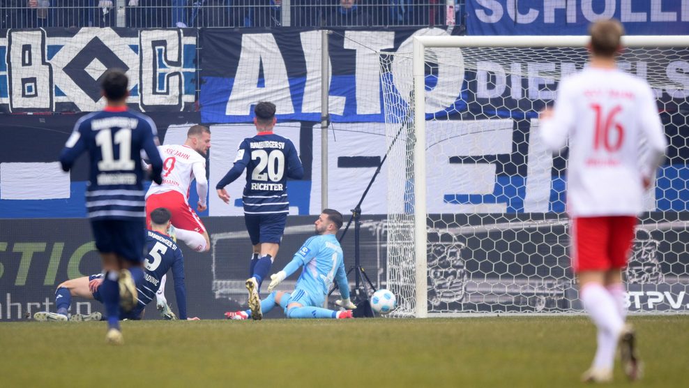 Die Vorlage zum 1:0 für Regensburg durch Torschütze Sargis Adamyan