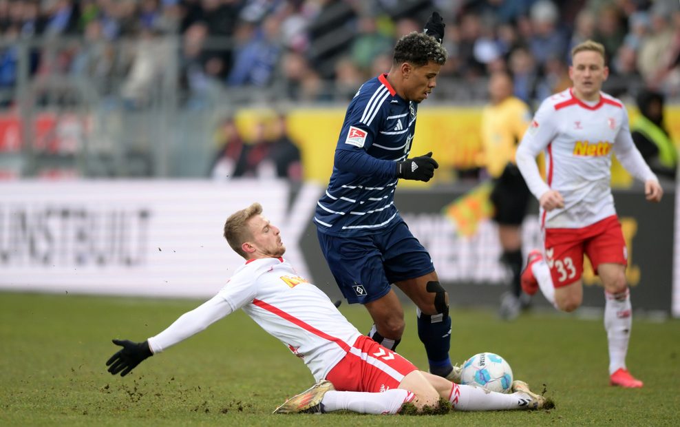 Regensburgs Sebastian Ernst stoppt HSV-Stürmer Ransford Königsdörffer