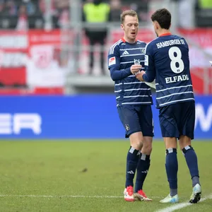 In Regensburg durfte HSV-Kapitän Sebastian Schonlau (l.) von Beginn an ran, Daniel Elfadli kam hingegen später ins Spiel. Folgt am Freitag der Rollentausch?