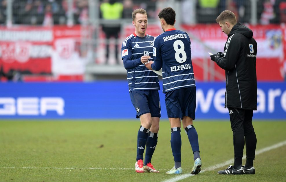 In Regensburg durfte HSV-Kapitän Sebastian Schonlau (l.) von Beginn an ran, Daniel Elfadli kam hingegen später ins Spiel. Folgt am Freitag der Rollentausch?