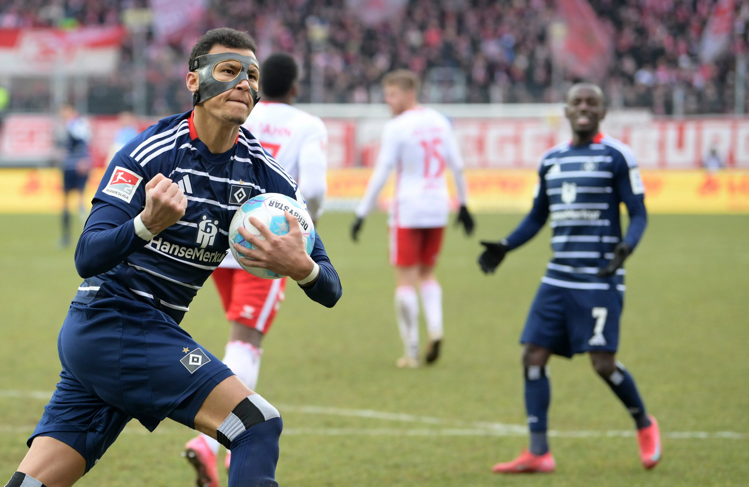 Davie Selke jubelt über seinen Treffer zum 1:1 in Regensburg