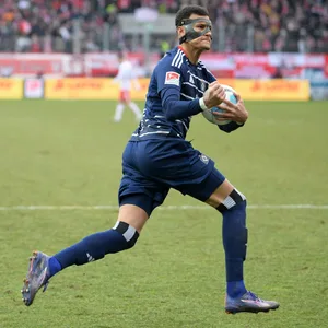 Davie Selke bejubelt seinen Treffer zum 1:1 in Regensburg.