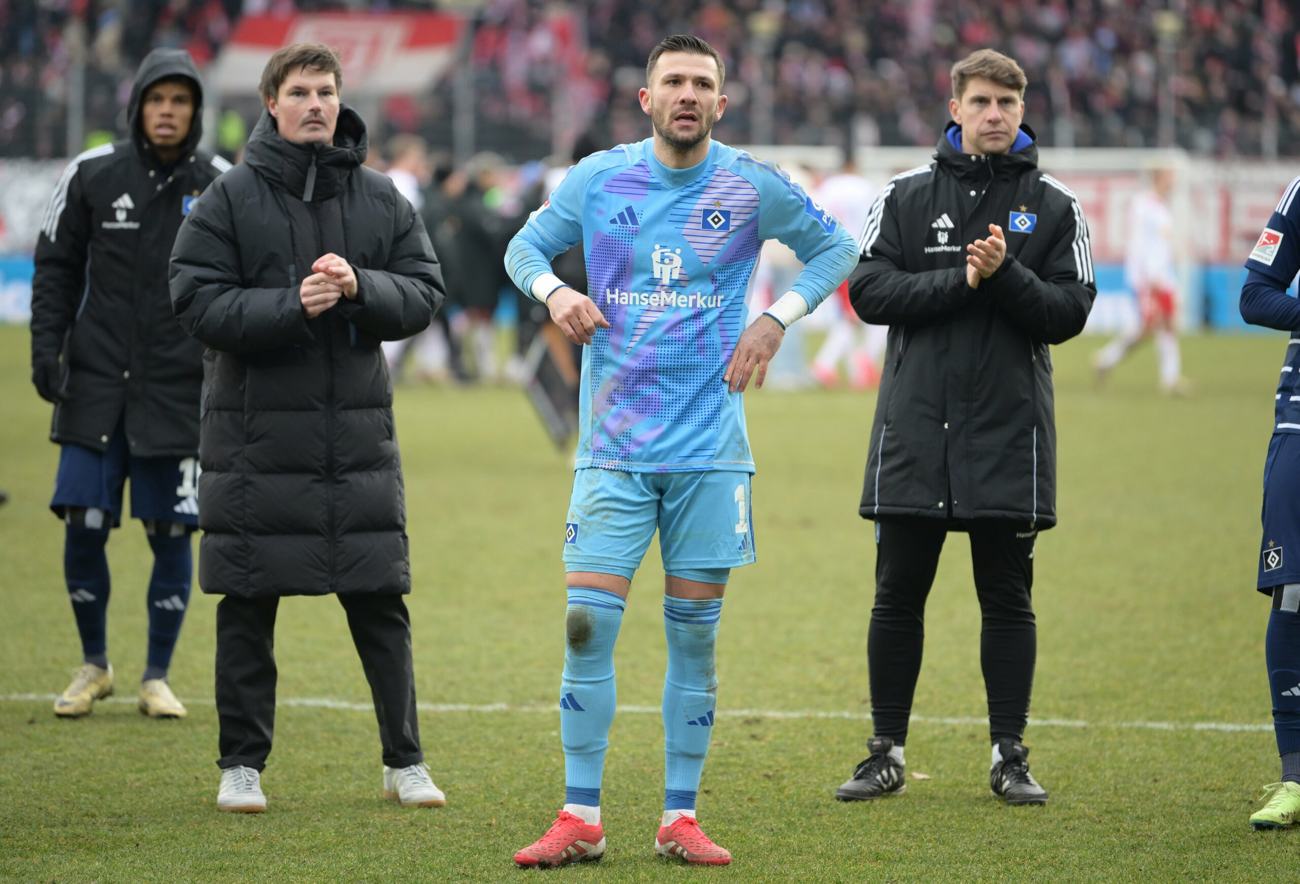 Merlin Polzin, Daniel Heuer Fernandes und Loic Favé stehen vor den HSV-Fans