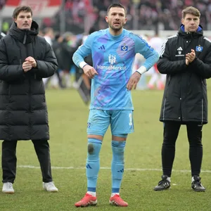 Merlin Polzin, Daniel Heuer Fernandes und Loic Favé stehen vor den HSV-Fans