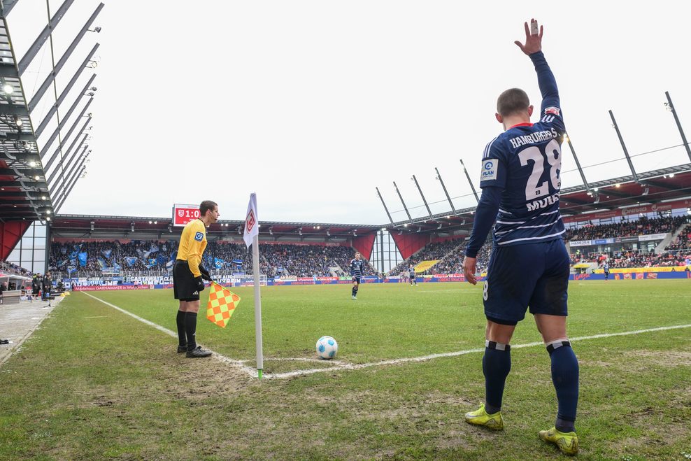 HSV-Profi Miro Muheim bei einem Eckball in Regensburg