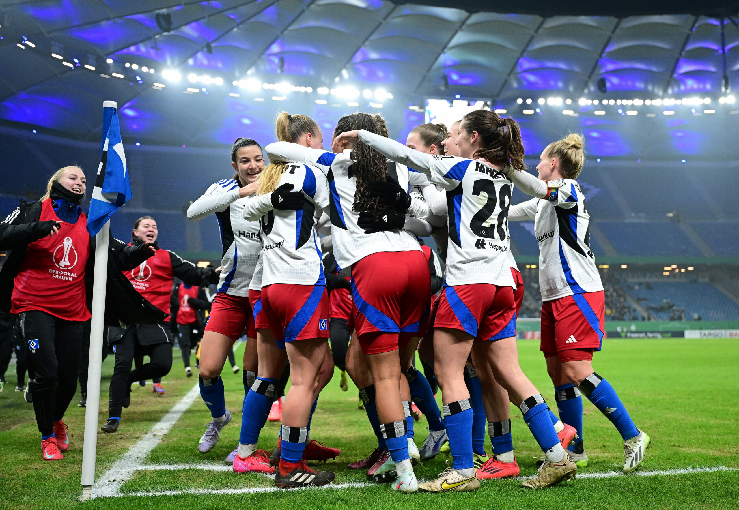 Die HSV-Frauen jubeln beim 2:0 gegen Mönchengladbach