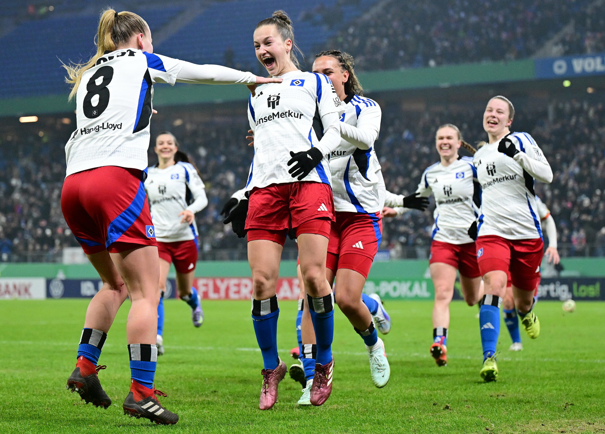 Im siebten Himmel: Die HSV-Frauen brechen mit dem Pokal-Halbfinale gegen Werder einen deutschen Rekord.