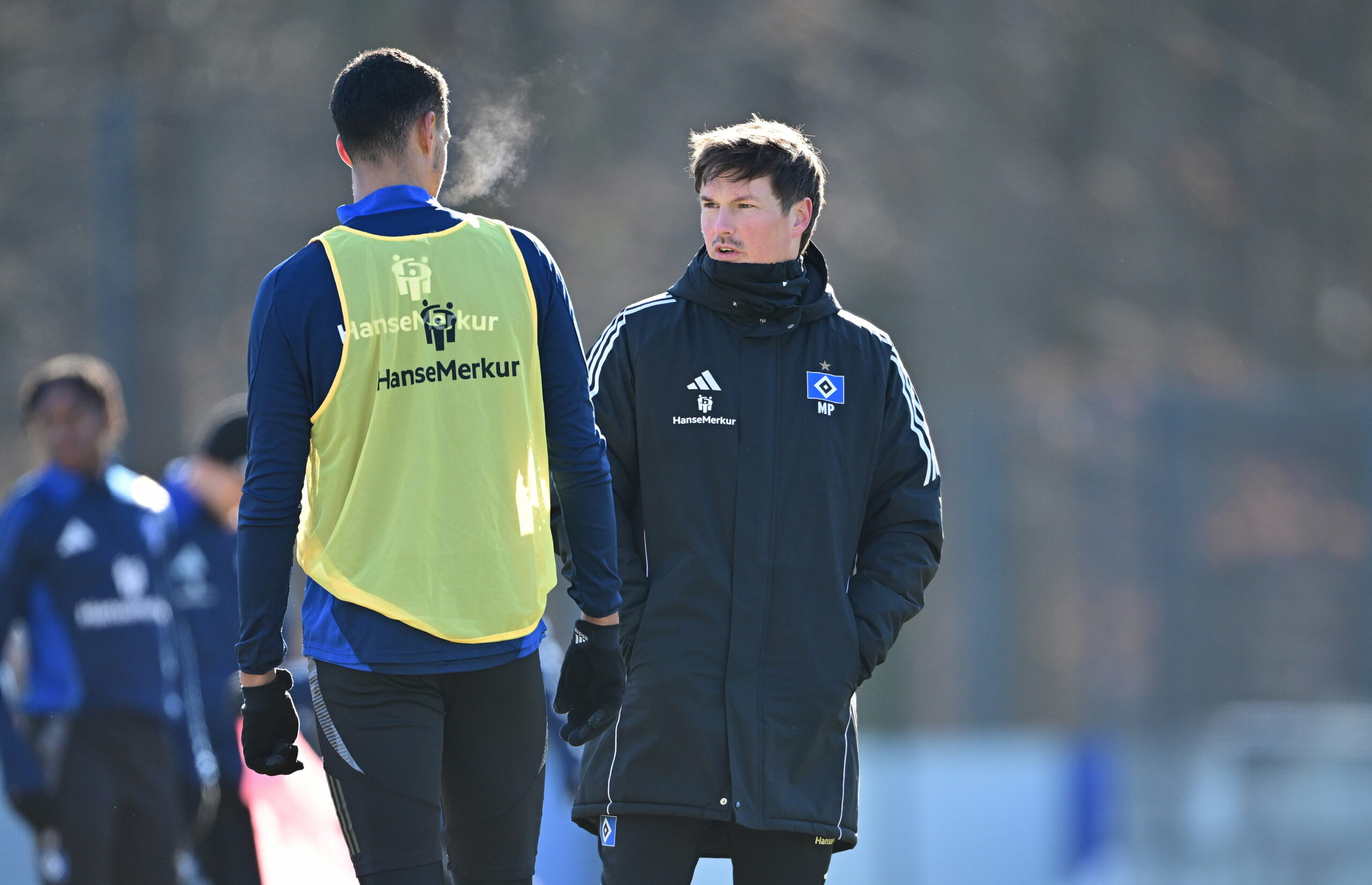 Merlin Polzin im Gespräch mit Robert Glatzel während des HSV-Trainings