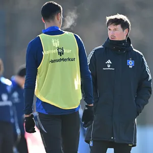 Merlin Polzin im Gespräch mit Robert Glatzel während des HSV-Trainings