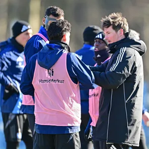 Merlin Polzin unterhält sich im Training mit seinen Spielern
