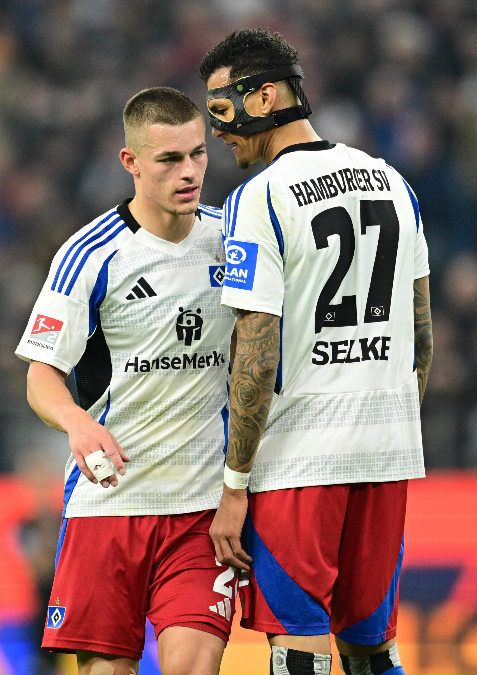 Davie Selke flüstert Miro Muheim auf dem Platz etwas ins Ohr