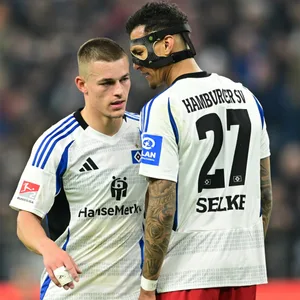 Davie Selke flüstert Miro Muheim auf dem Platz etwas ins Ohr
