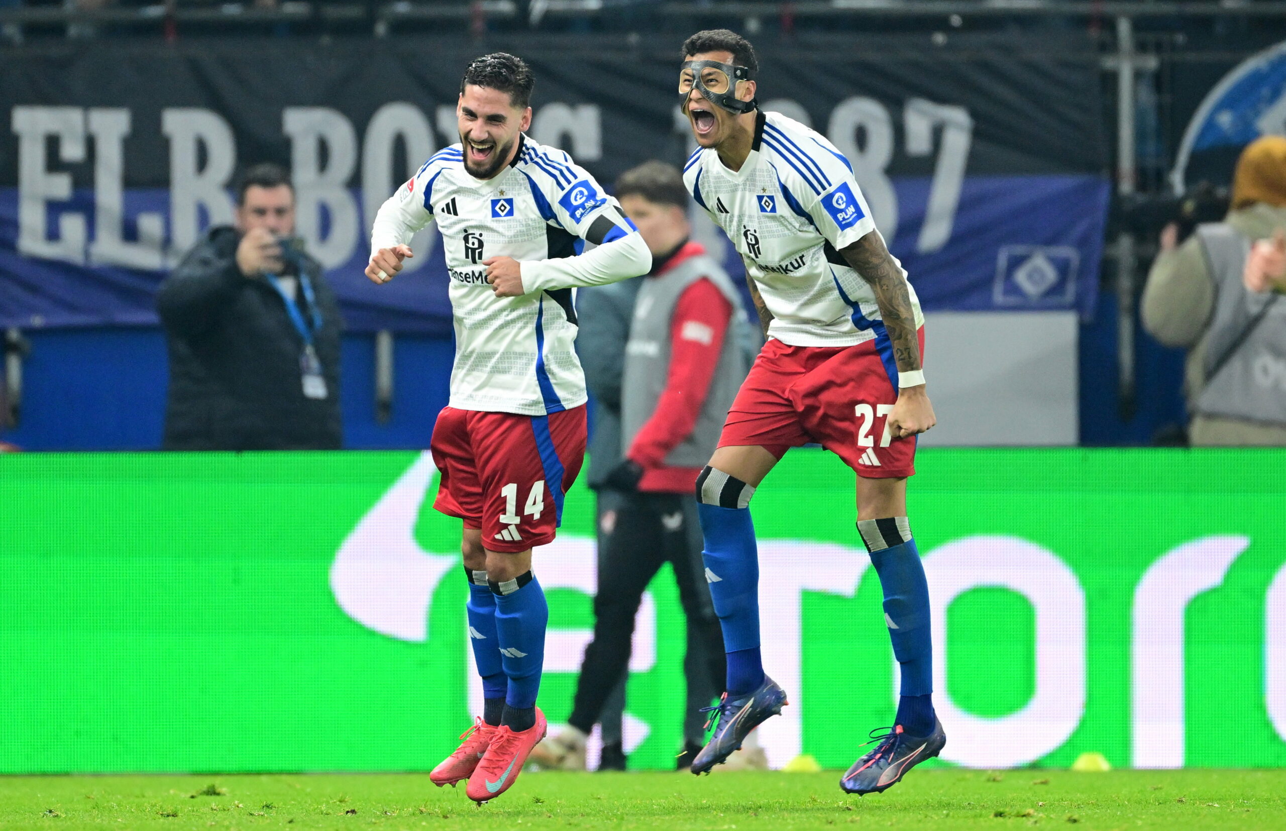 Davie Selke und Ludovit Reis feiern ihr Tor zum 2:0.