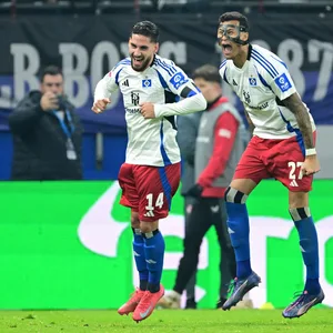 Davie Selke und Ludovit Reis feiern ihr Tor zum 2:0.