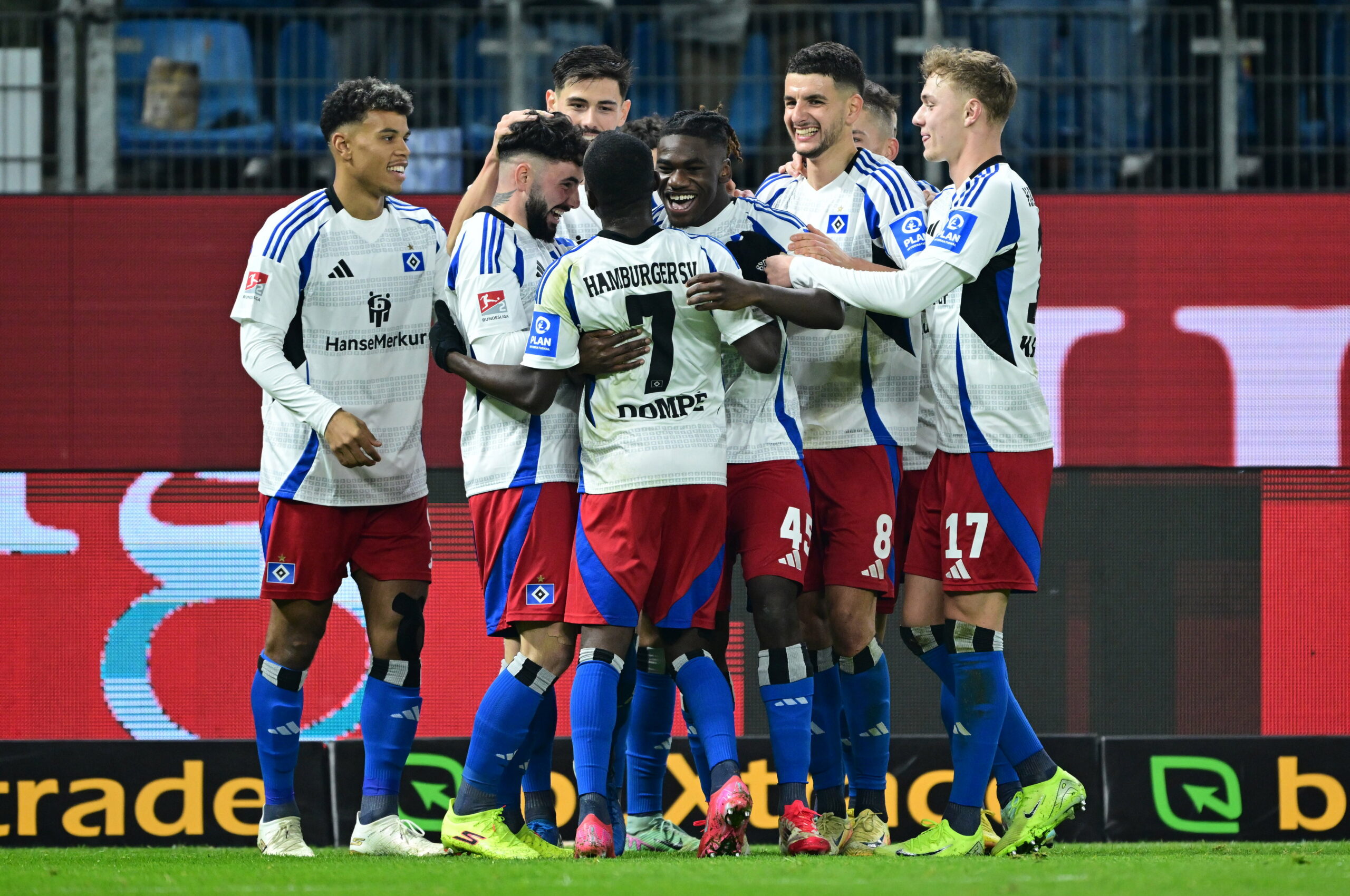 Kollektiver HSV-Jubel über das 3:0 gegen Kaiserslautern