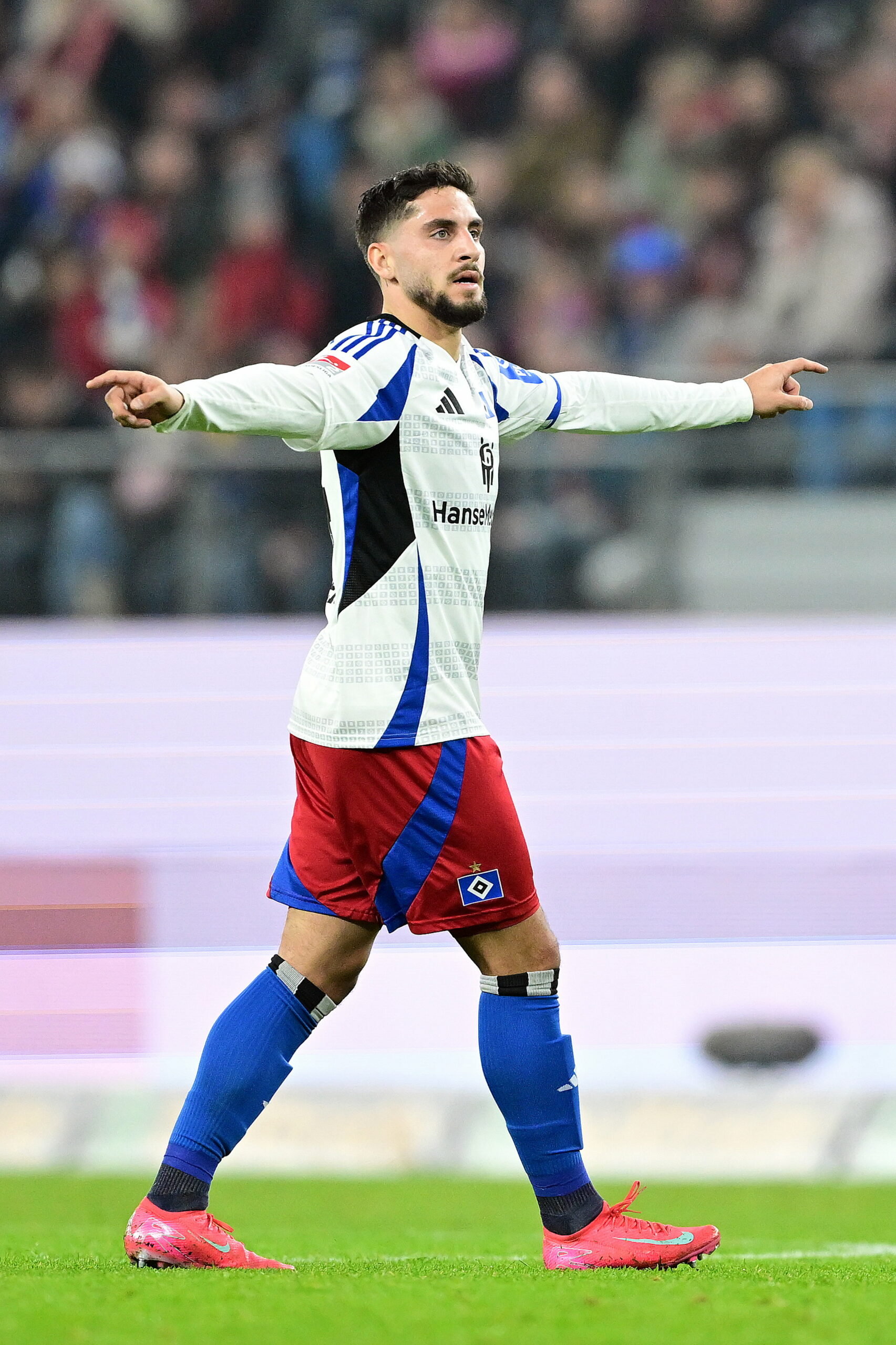 Ludovit Reis mit ausgebreiteten Armen im Volksparkstadion