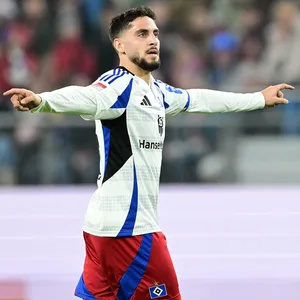Ludovit Reis mit ausgebreiteten Armen im Volksparkstadion