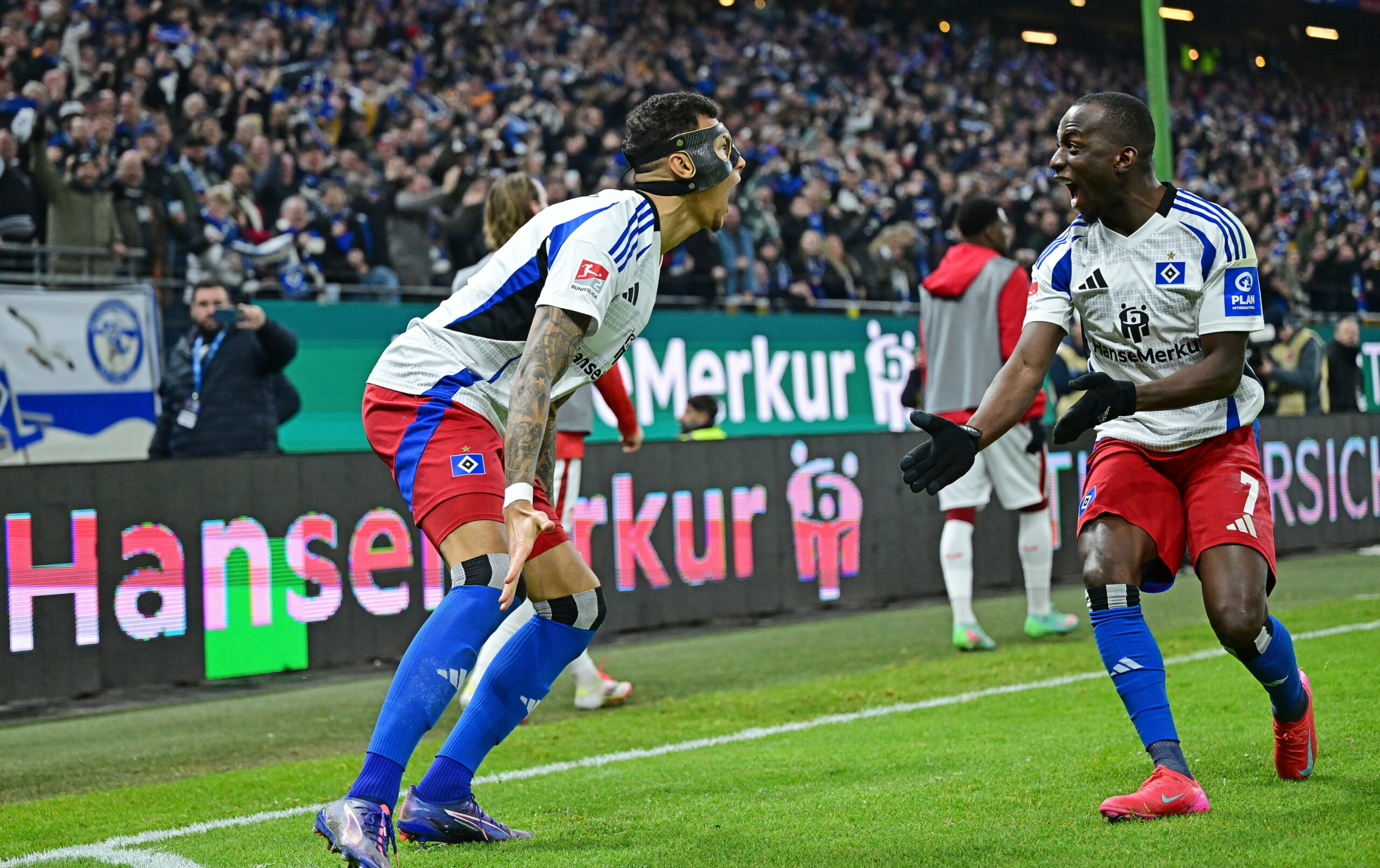 Die HSV-Angreifer Davie Selke und Jean-Luc Dompé feiern gemeinsam.