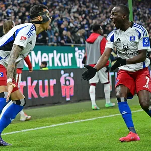 Die HSV-Angreifer Davie Selke und Jean-Luc Dompé feiern gemeinsam.