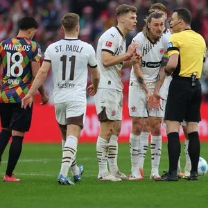 St. Pauli-Profis diskutieren in Mainz mit Schiri Schiedsrichter Felix Zwayer