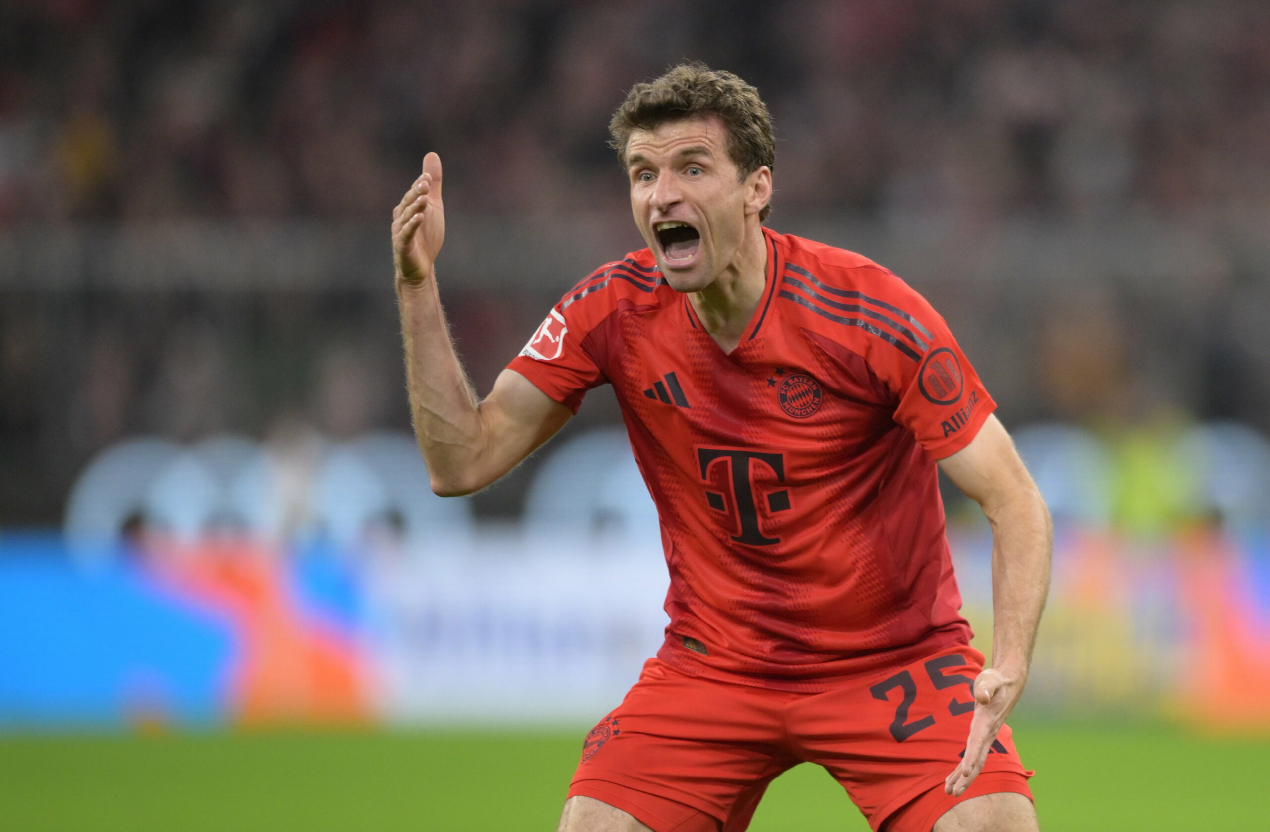 Thomas Müller gibt Anweisungen im Spiel gegen Frankfurt